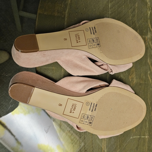 SHOES - Picture 3 of 6